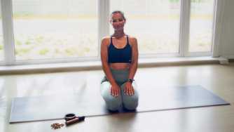 Yogini Fersensitz lächelnd