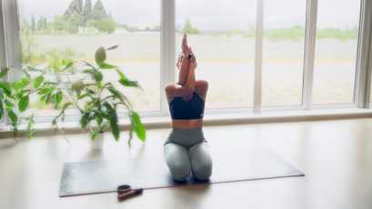 Yogini im Fersensitz